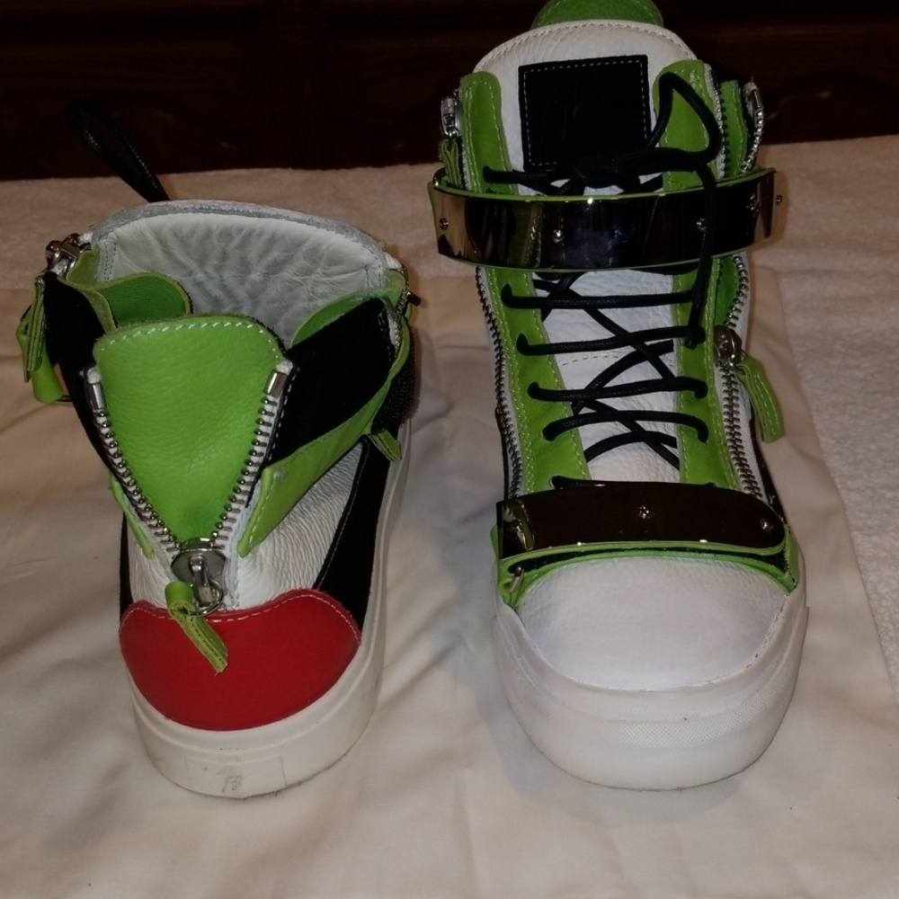 men mid top sneakers